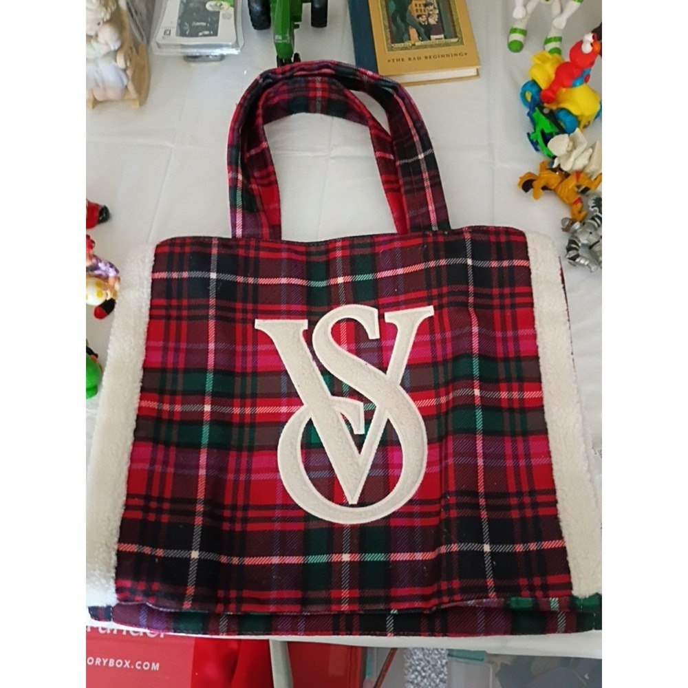 NWT VICTORIA'S SECRET VS Logo Sherpa Fleece Tote Bag Red Plaid $59.95